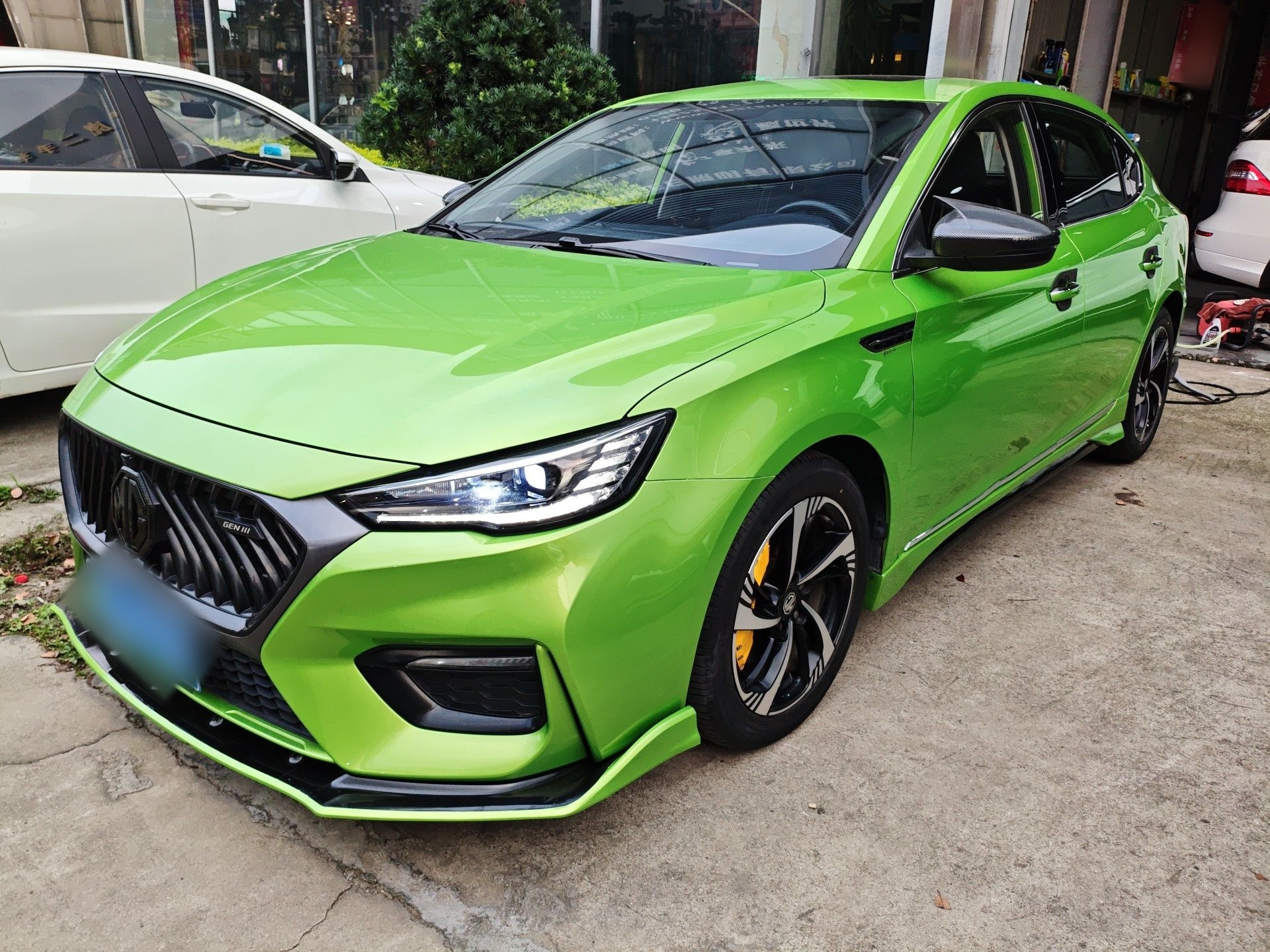 Под передней частью автомобиля