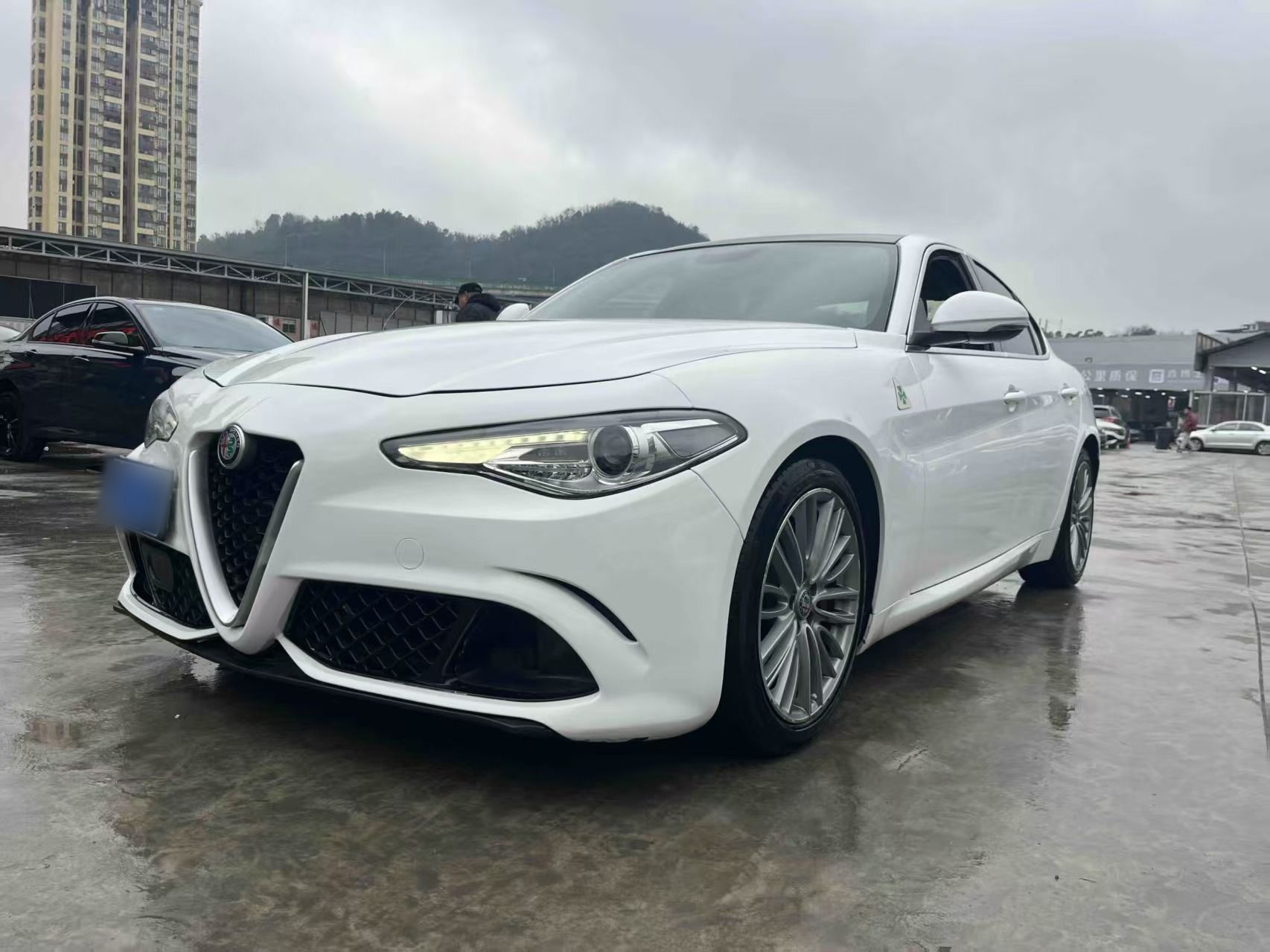 Под передней частью автомобиля