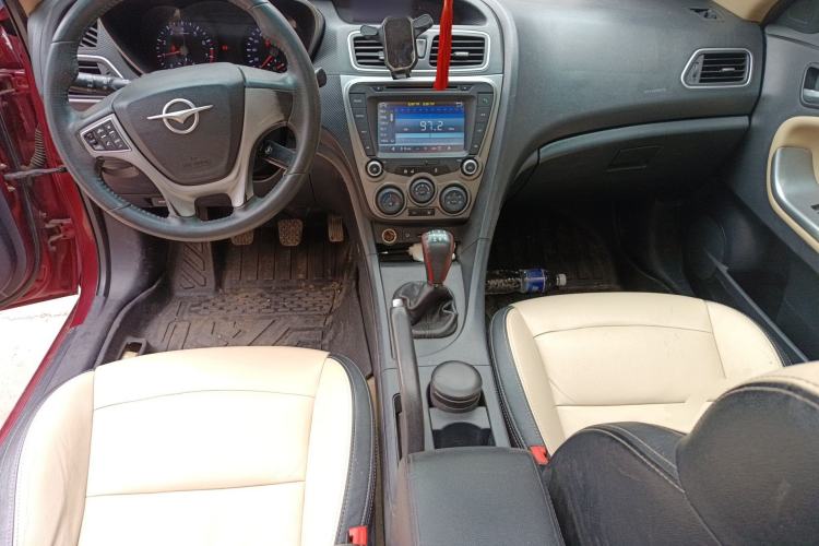 Used Haima Fumei 2015 M5 1.6L Manual "Beloved Edition" Center Console