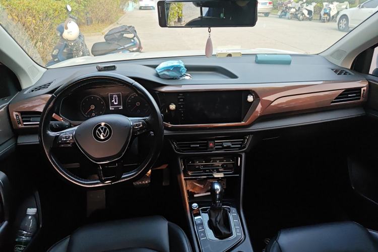 Used Volkswagen Tharu 2021 280TSI Two-Wheel-Drive Luxury Plus Edition Center Console