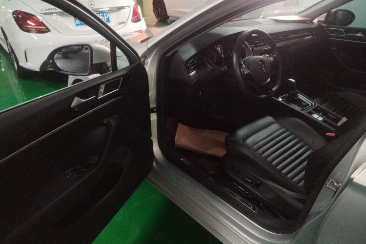 Used Volkswagen Magotan 2019 330TSI DSG Luxury Model China V Standard Driver Seat