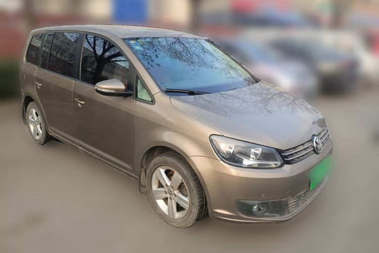 Used Volkswagen Touran 2015 1.4T Manual Fashion Edition 5-Seater Front Right 45 Deg