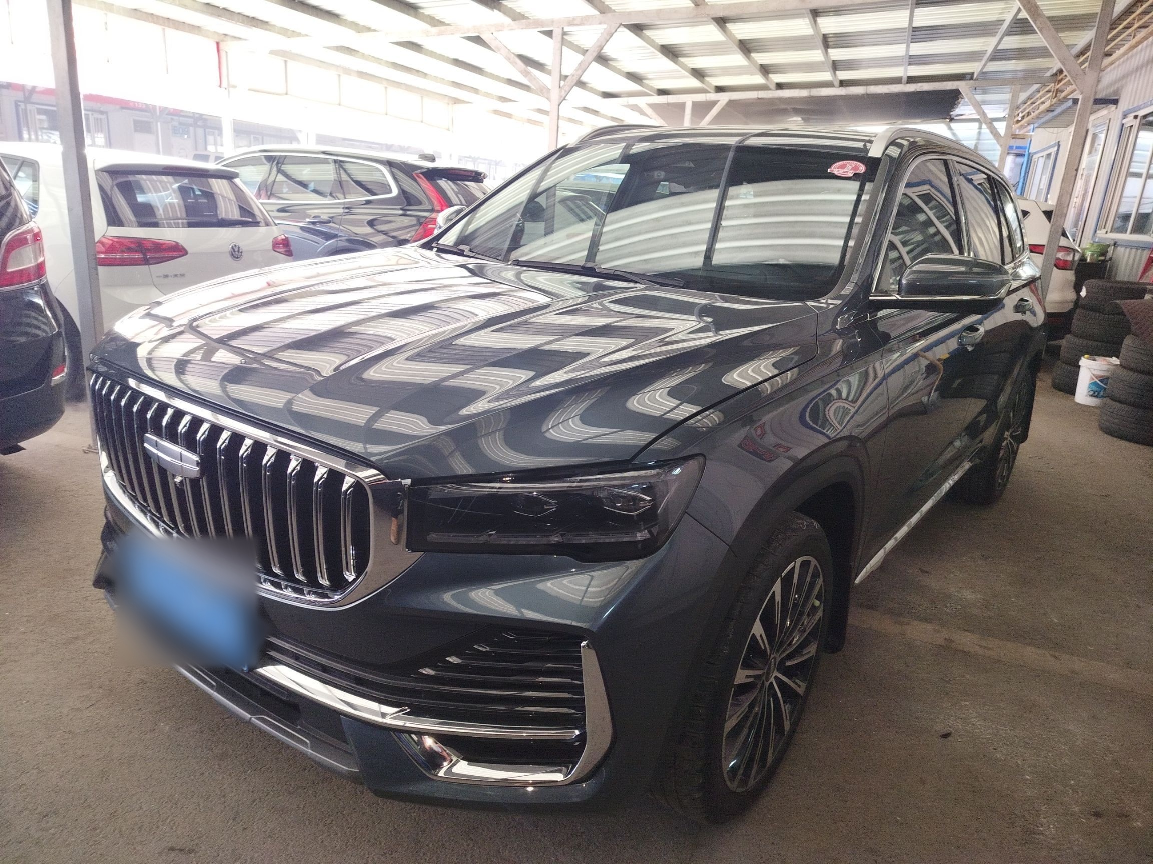 تحت مقدمة السيارة