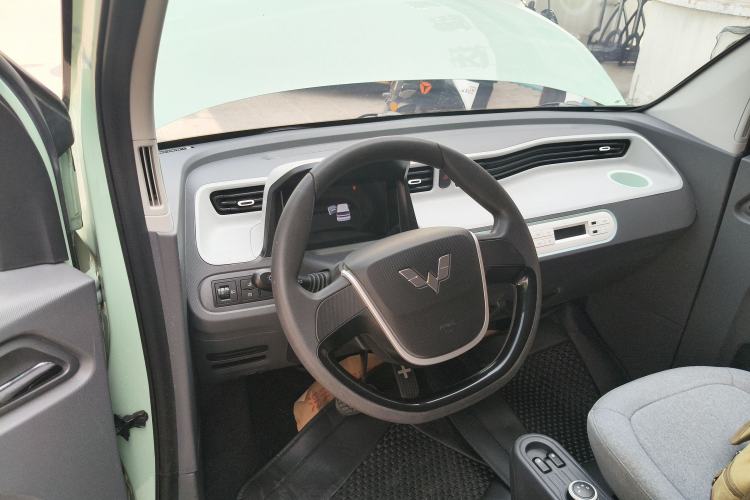 Used Wuling Hongguang MINIEV 2021 Macaron Sandwich Model 120 km Lithium Iron Phosphate
