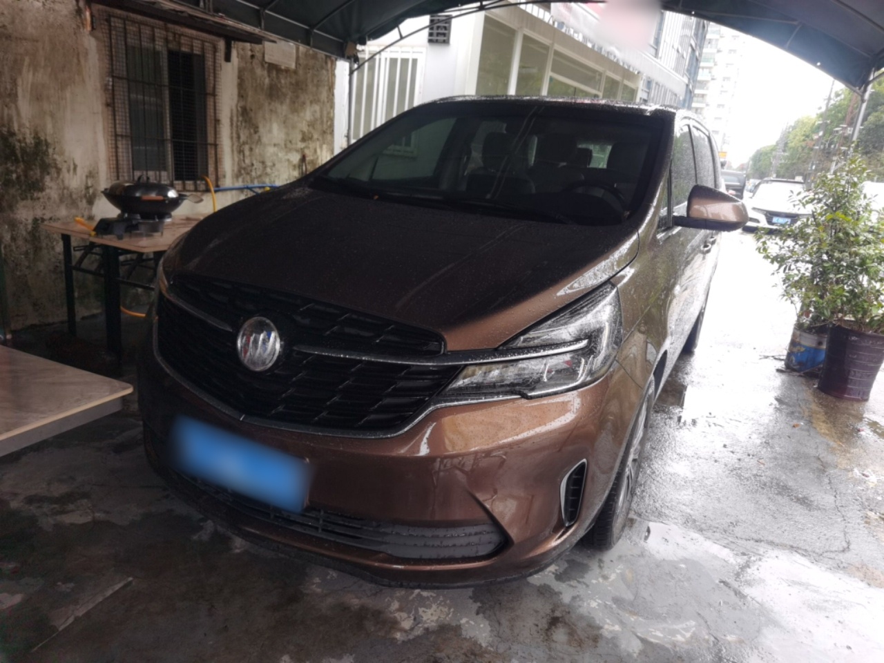 تحت مقدمة السيارة