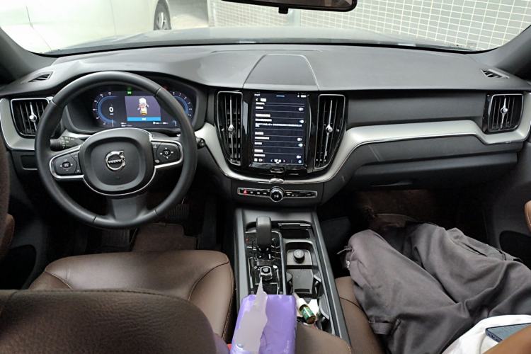 Used Volvo XC60 2024 B5 4x4 Smart Luxury Edition Center Console