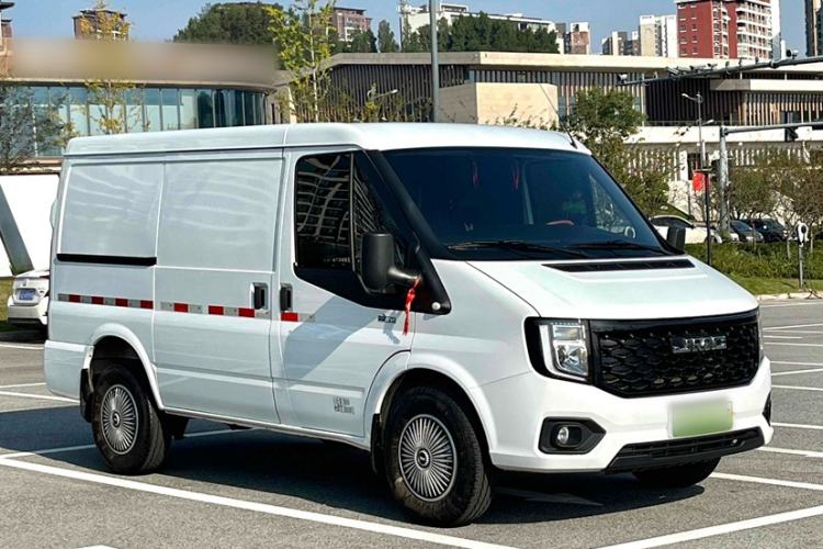Used JMC Fushun 2023 2.0T Manual Short-Wheelbase Low-Roof Commercial Van 2/3 Seats with Dual-Swing Tailgate
