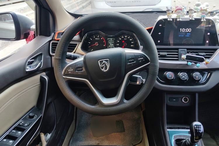 Used Baojun 310W 2017 1.5L Manual Fashion Model China V Steering Wheel