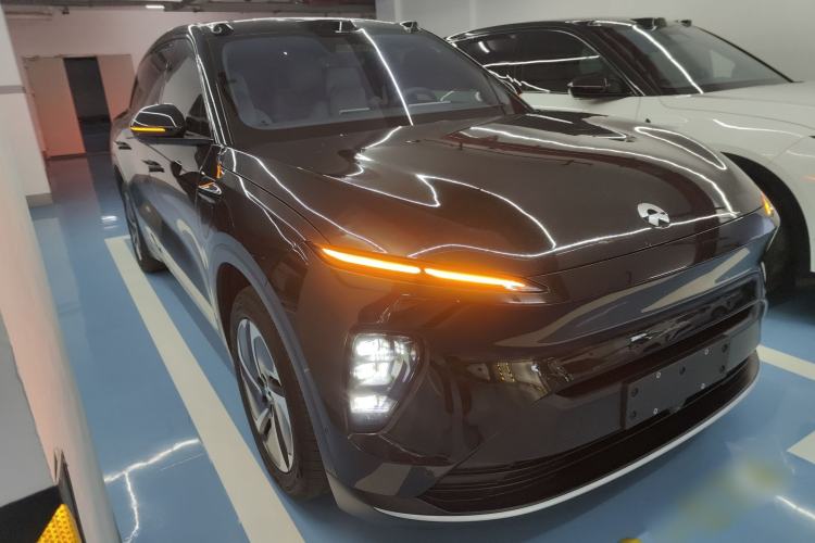 Used Nio ES8 2024 75 kWh Front Right 45 Deg