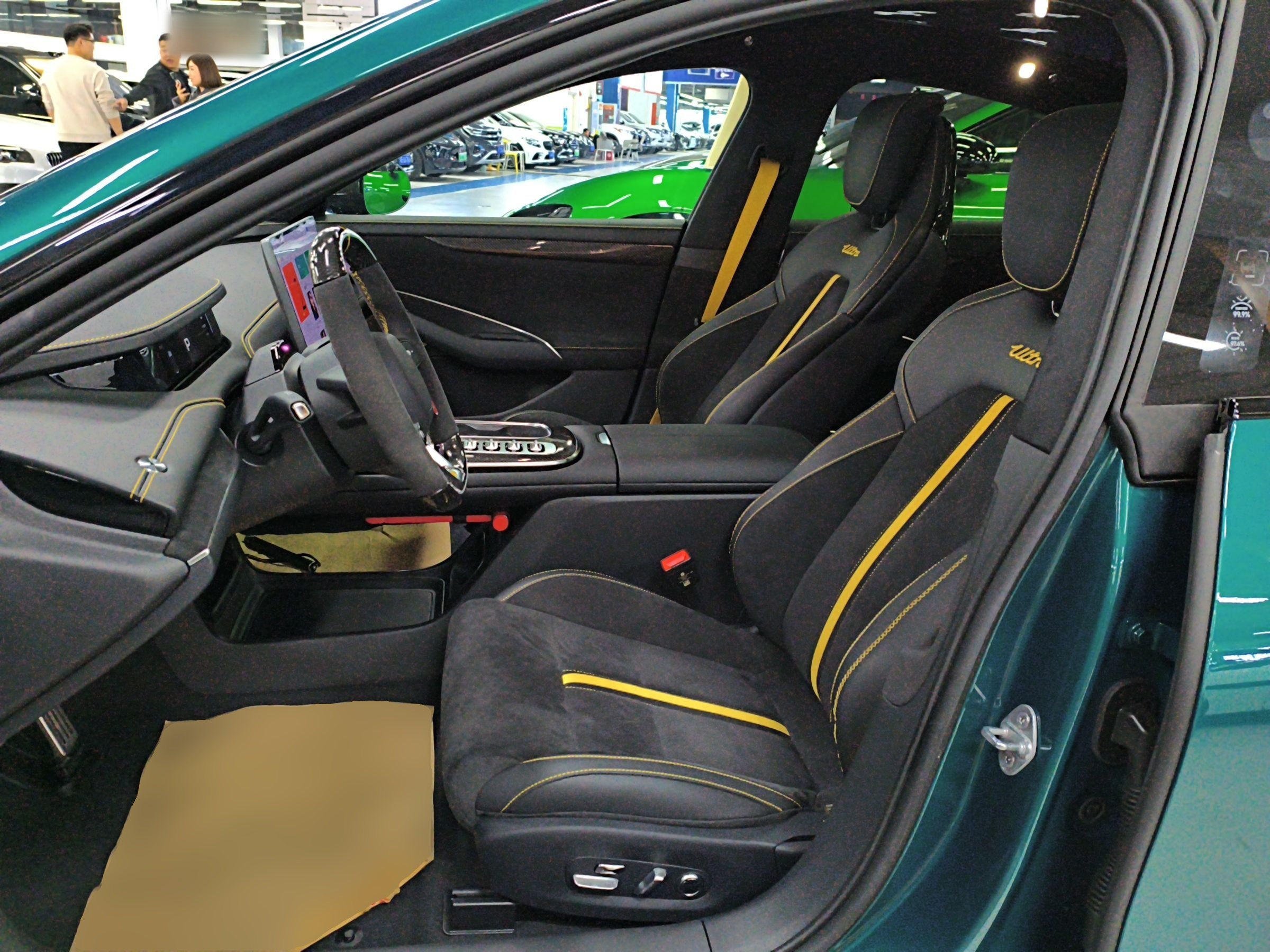 المقاعد الأمامية داخل السيارة