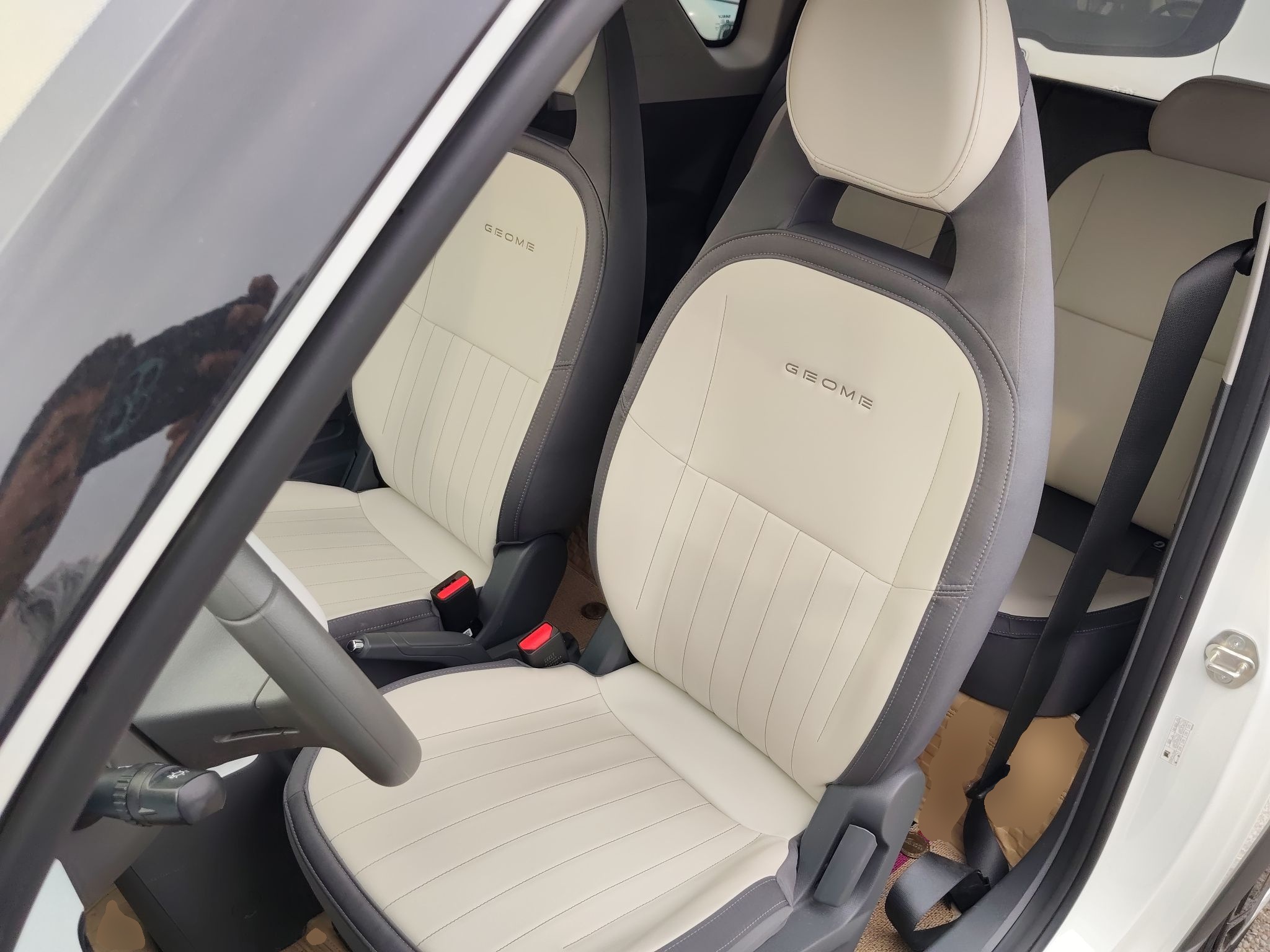 المقاعد الأمامية داخل السيارة