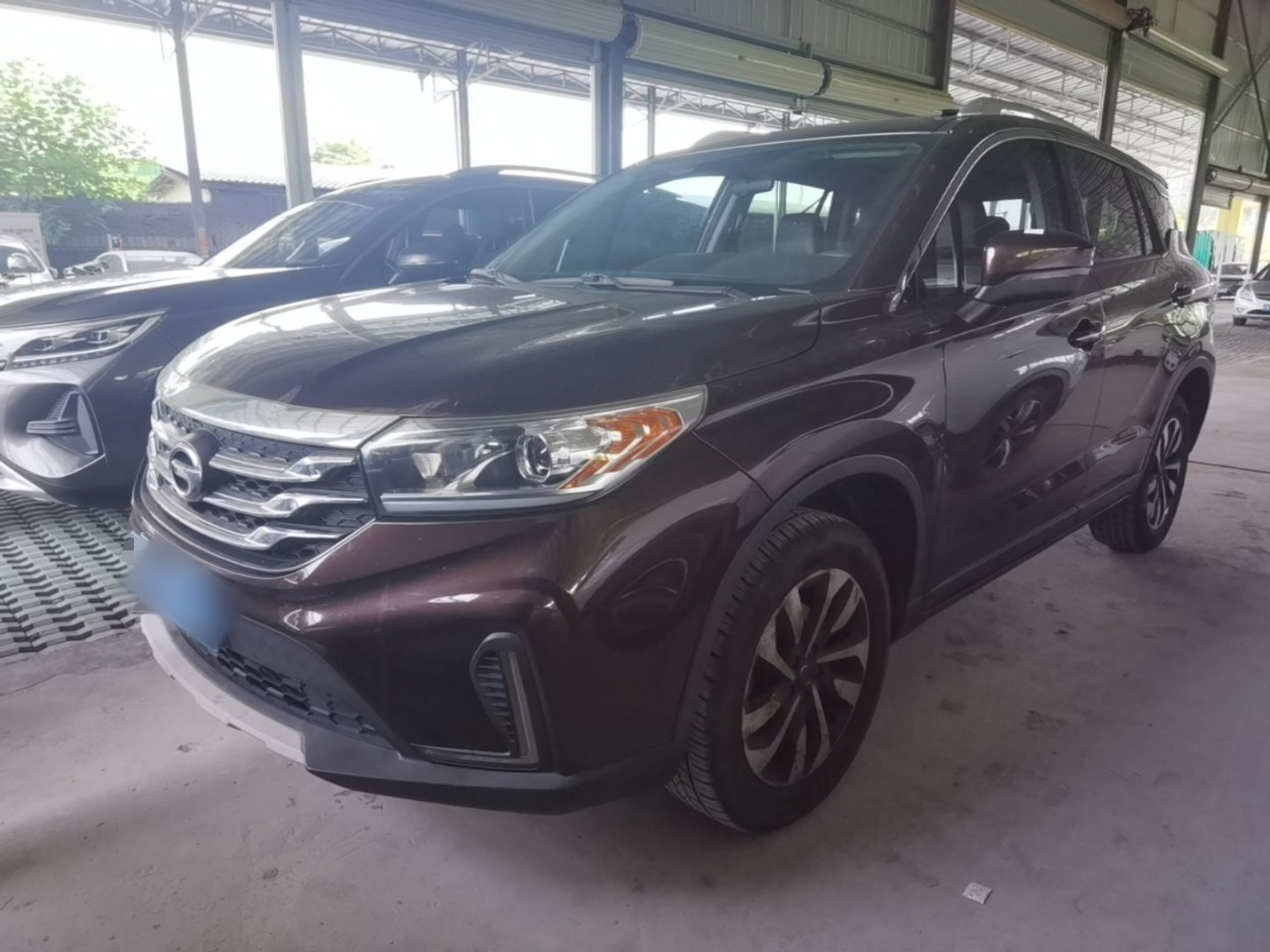 Под передней частью автомобиля