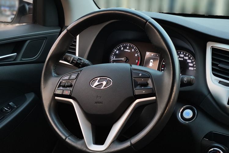 Used Hyundai Tucson 2015 1.6T Dual-Clutch Two-Wheel-Drive Smart Model Steering Wheel