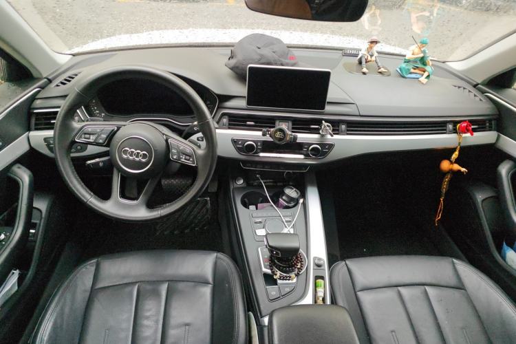 Used Audi A4L 2018 30th Anniversary Edition 40 TFSI Fashion Model Center Console