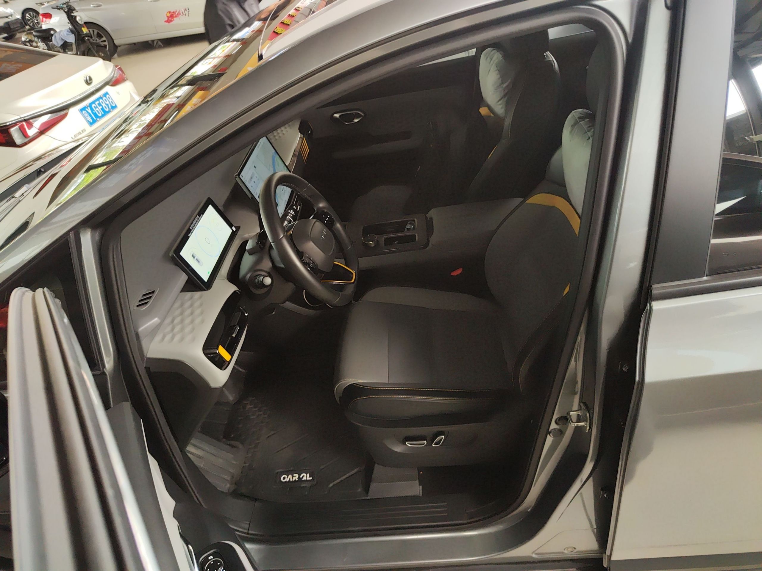 المقاعد الأمامية داخل السيارة