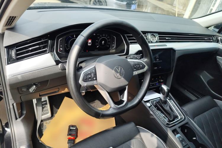 Used Volkswagen Magotan GTE Plug-in Hybrid 2022 GTE Luxury Model Center Console