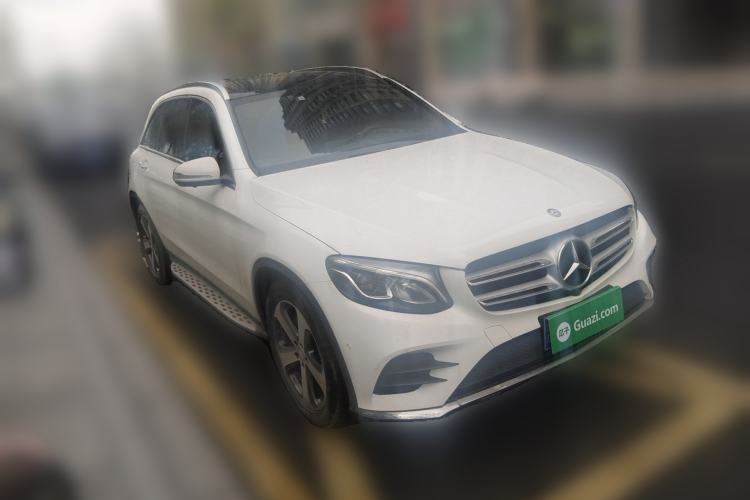 Used Mercedes-Benz GLC 2017 GLC 260 4MATIC Luxury Model Front Right 45 Deg