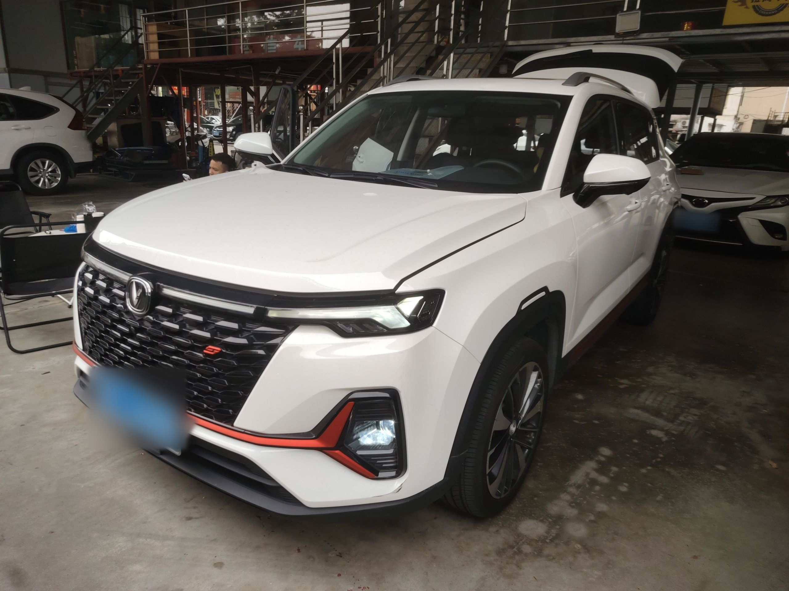 تحت مقدمة السيارة