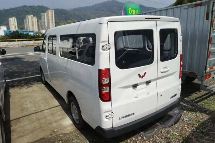 Used Wuling Yangguang 2024 300KM Comfort Version Passenger Van 75kW