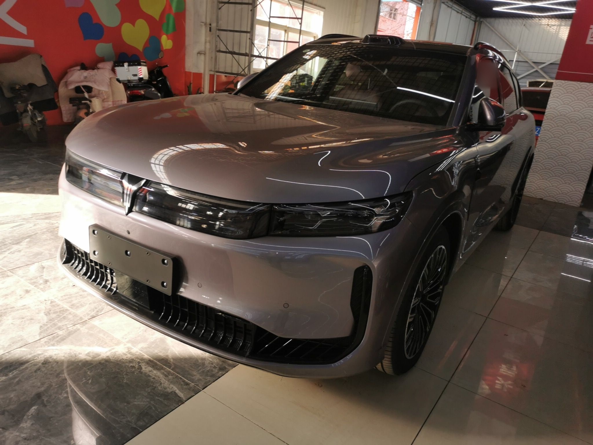 تحت مقدمة السيارة