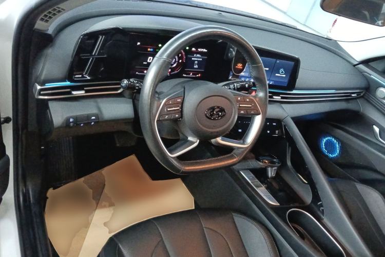 Used Hyundai Elantra 2021 1.5L CVT LUX Prestige Edition Center Console