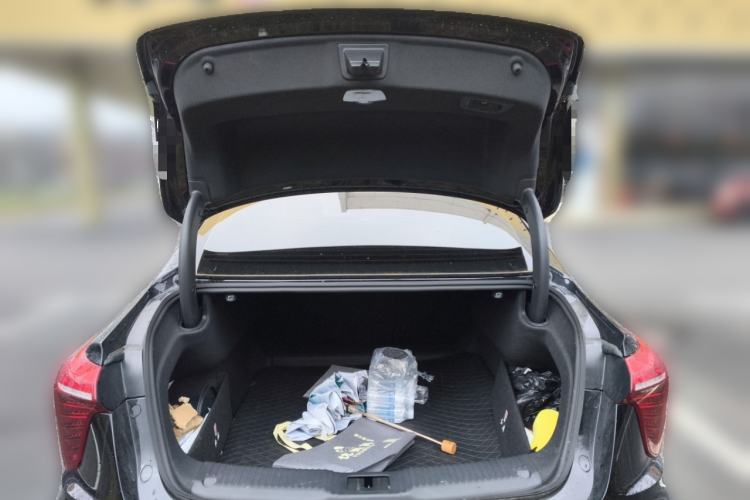 Used Hongqi H5 2025 2.0T Automatic Flag Edition – 500 000 Units Commemorative Version Trunk