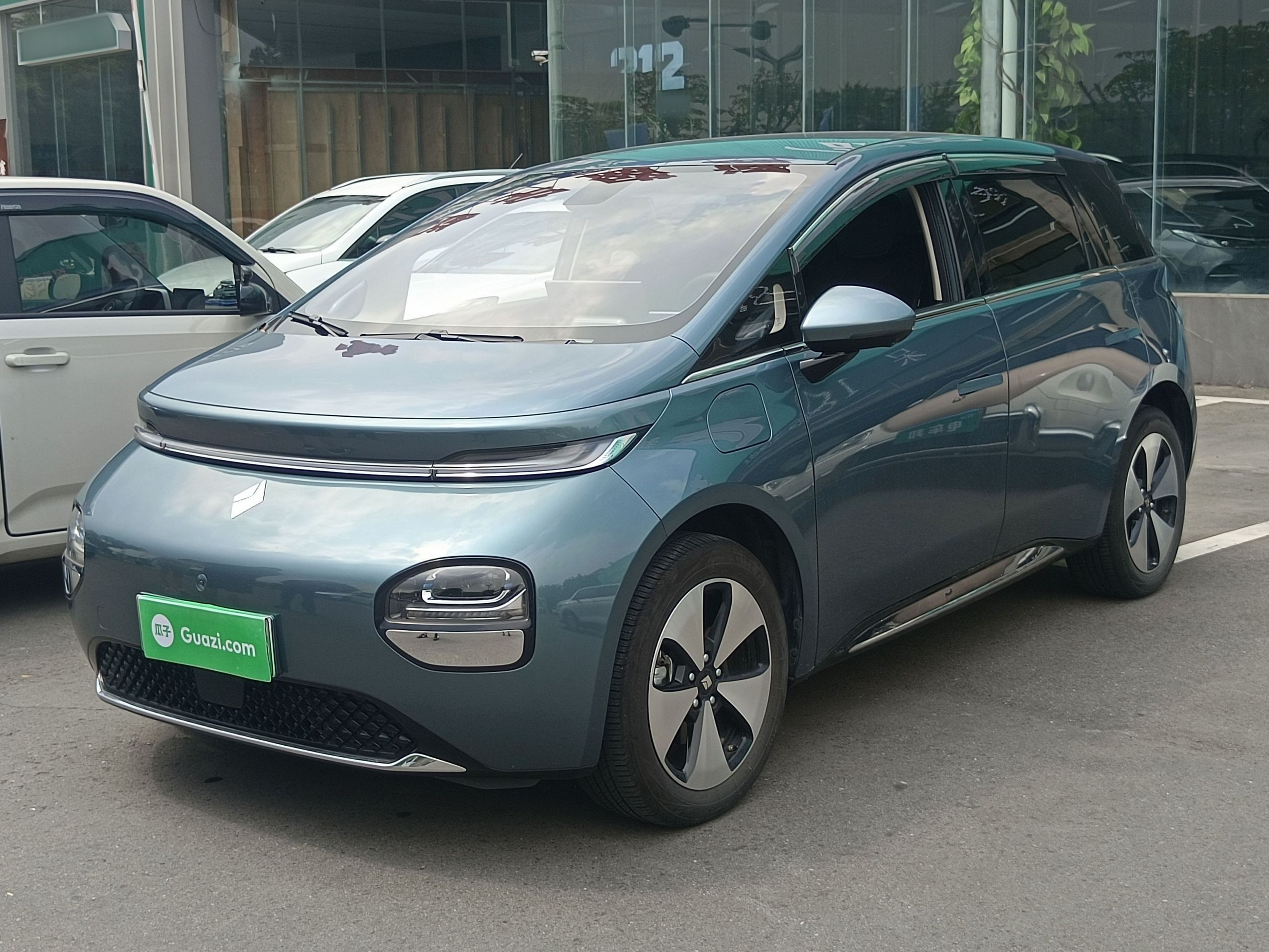 Unter der Vorderseite des Autos