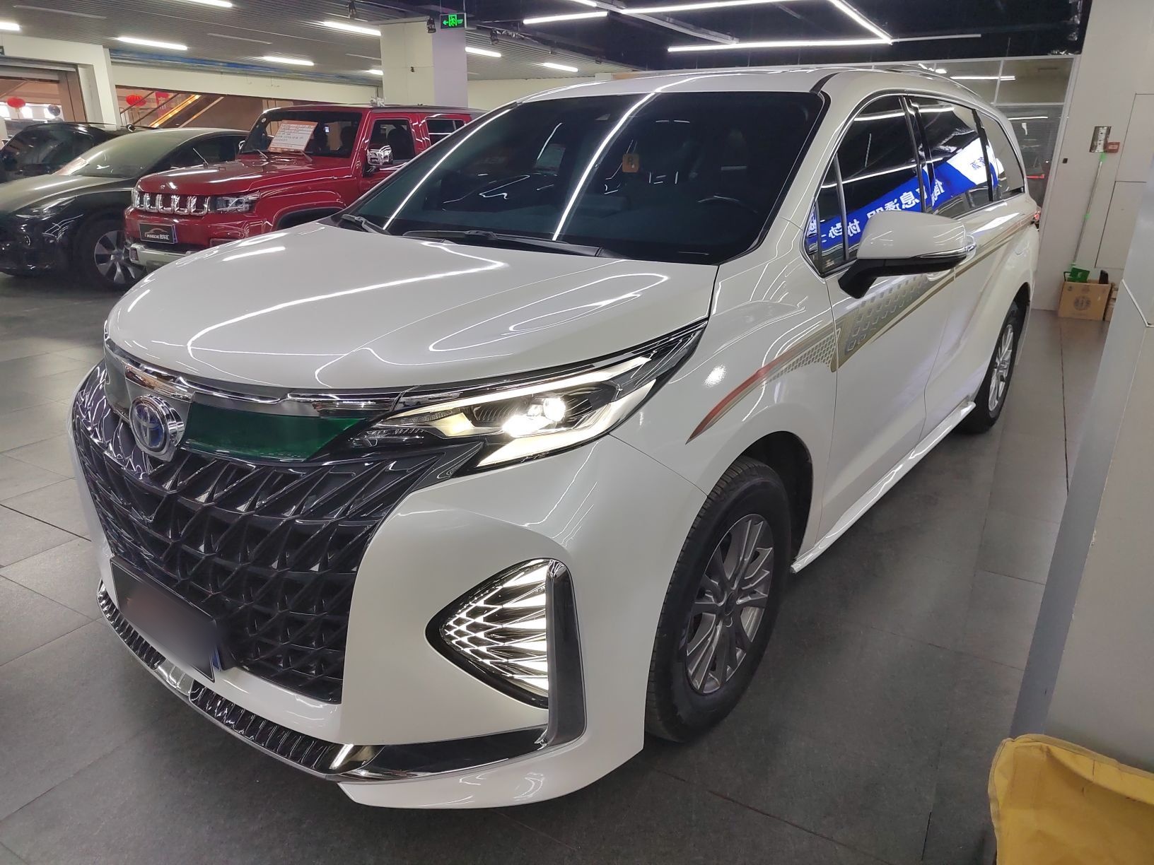 تحت مقدمة السيارة