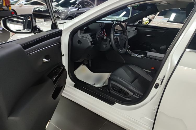 Used Lexus ES 2023 200 Excellence Edition
