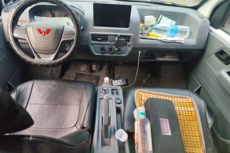 Used Wuling Yangguang 2024 300km Comfort-Grade Passenger Van 60kW
