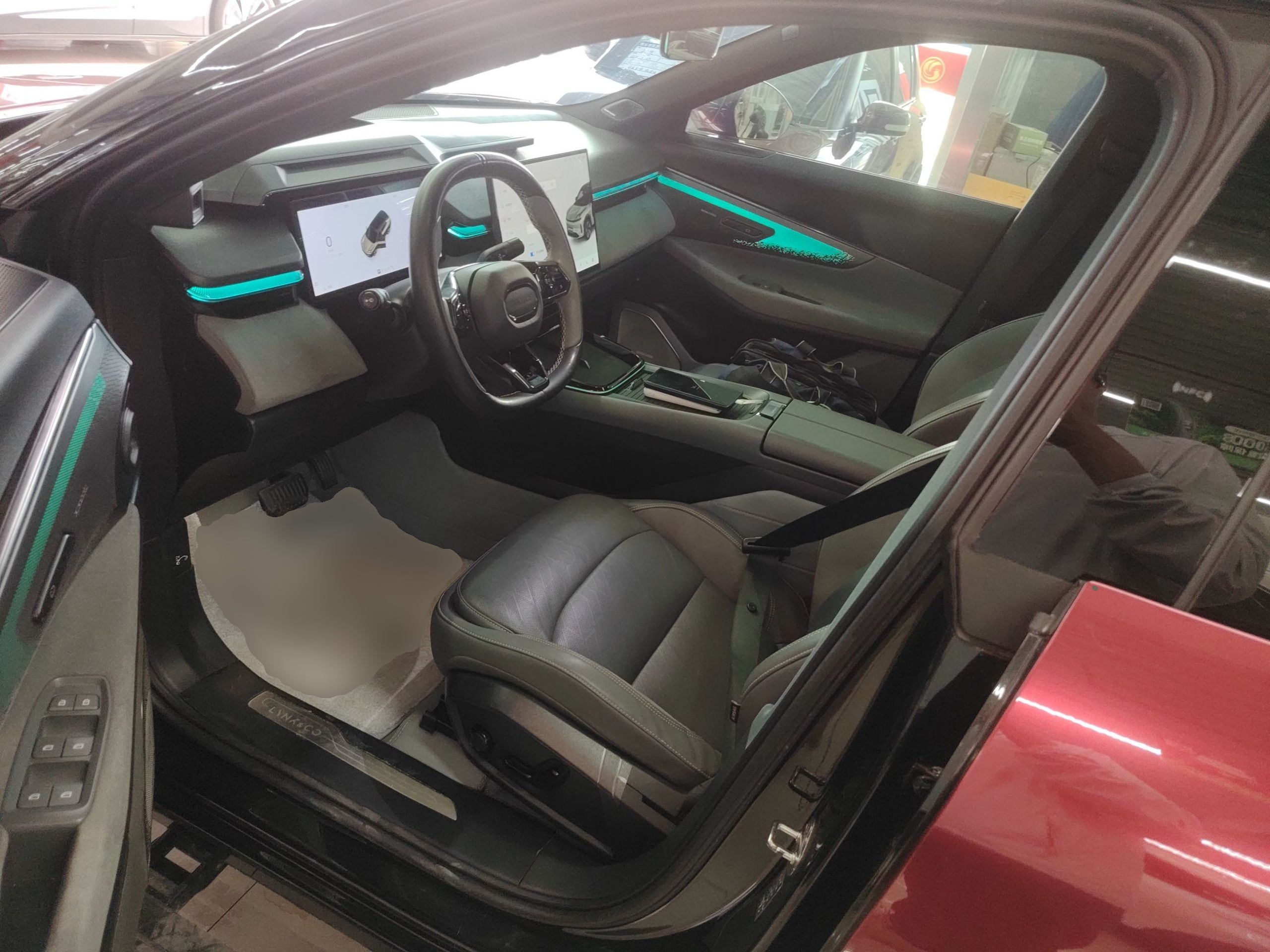 المقاعد الأمامية داخل السيارة