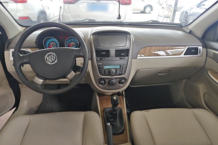 Used Buick Excelle 2015 1.5L Manual Classic Trim Center Console