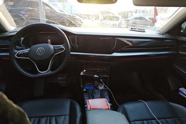 Used Volkswagen Passat 2023 Facelift 330TSI Prestige Edition Center Console