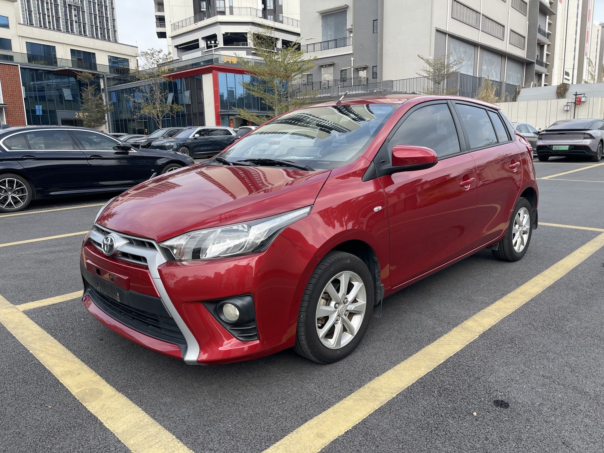 تحت مقدمة السيارة