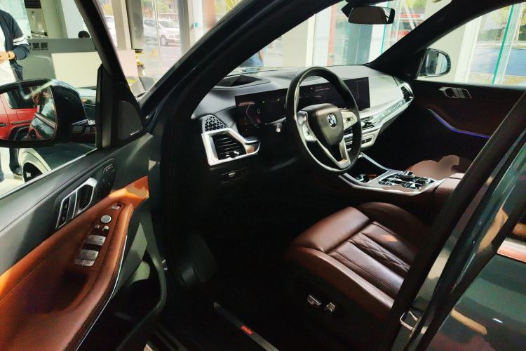 Used BMW X7 2023 xDrive40i Luxury Package with Premium Features