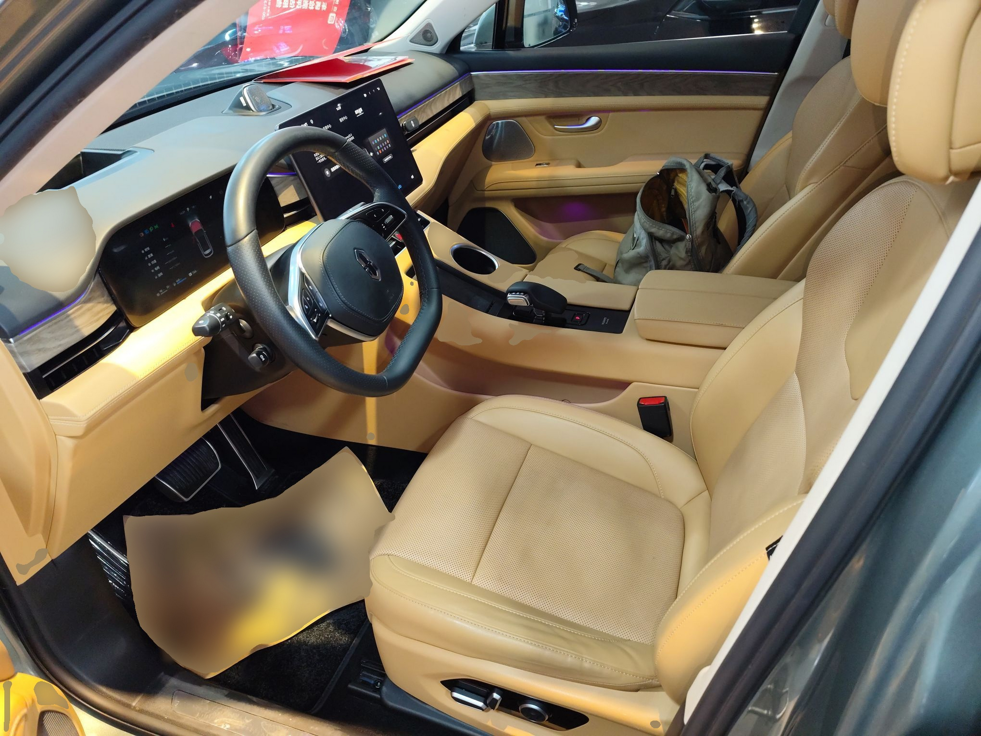 المقاعد الأمامية داخل السيارة