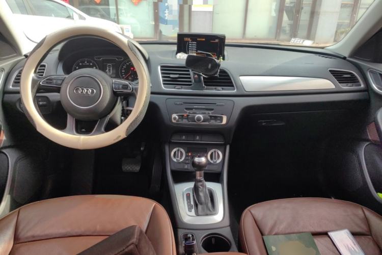 Used Audi Q3 2015 30 TFSI Comfort Model Center Console