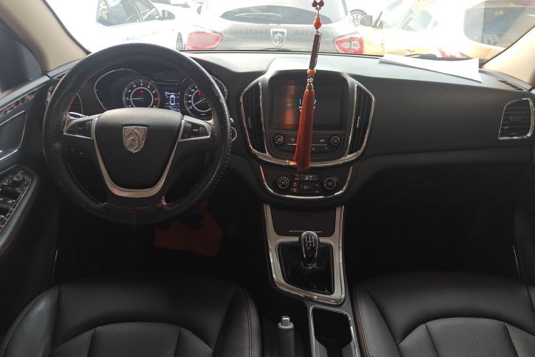 Used Baojun 560 2015 1.8L manual luxury version Center Console