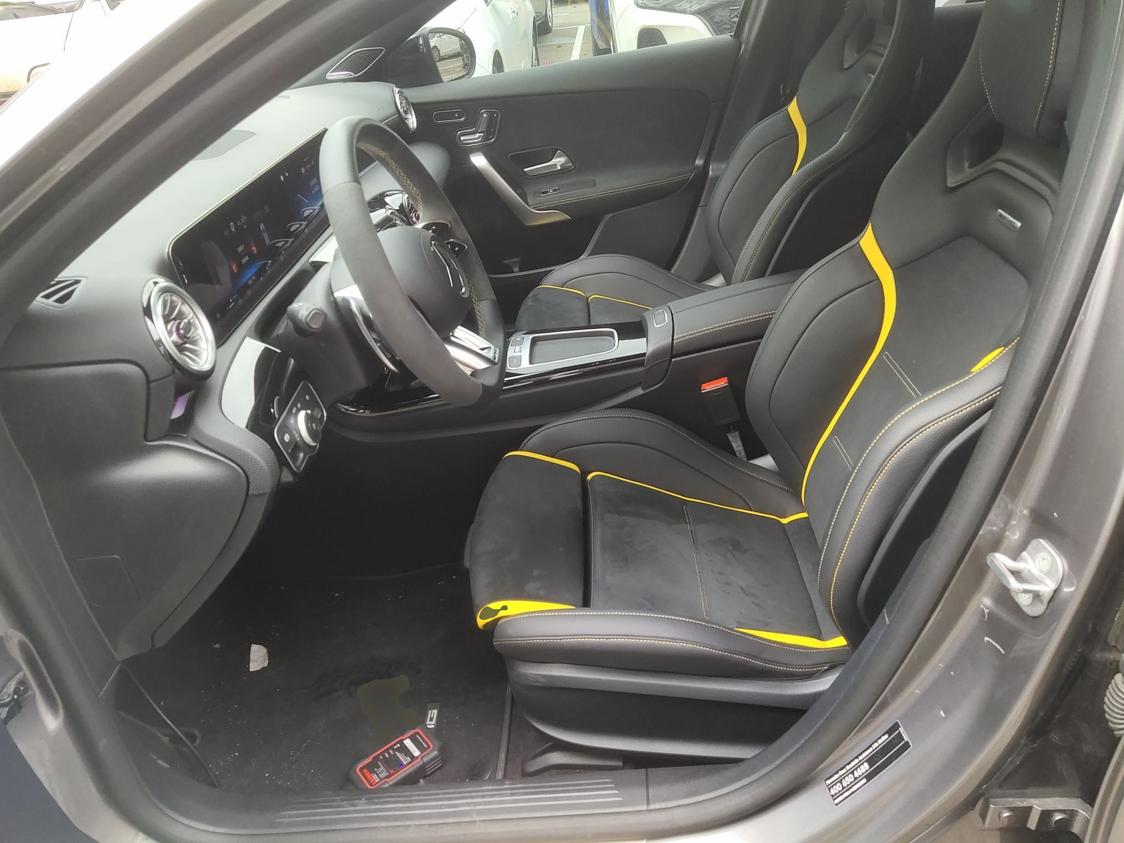 المقاعد الأمامية داخل السيارة