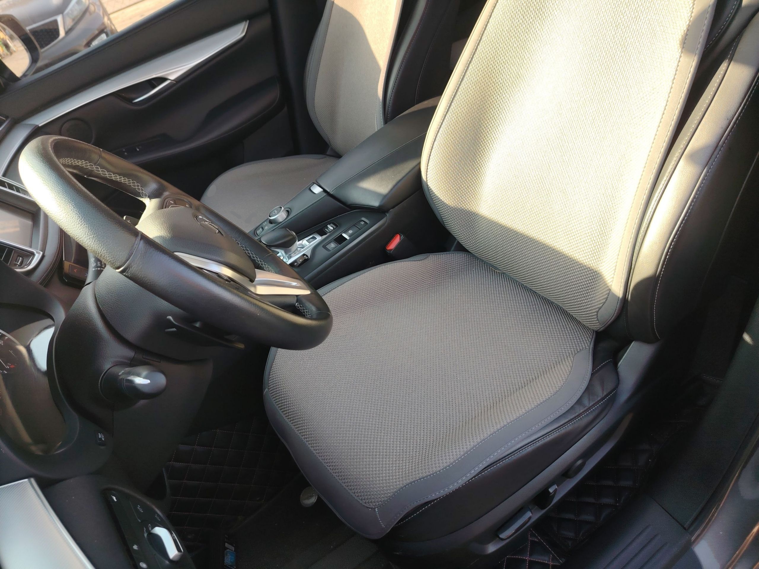 Переднее сиденье в автомобиле