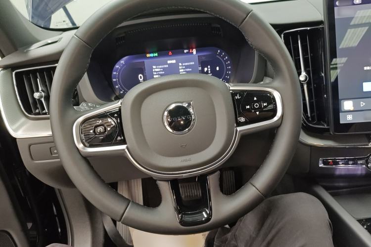Used Volvo XC60 2026 B5 4x4 Smart Luxury Edition Steering Wheel