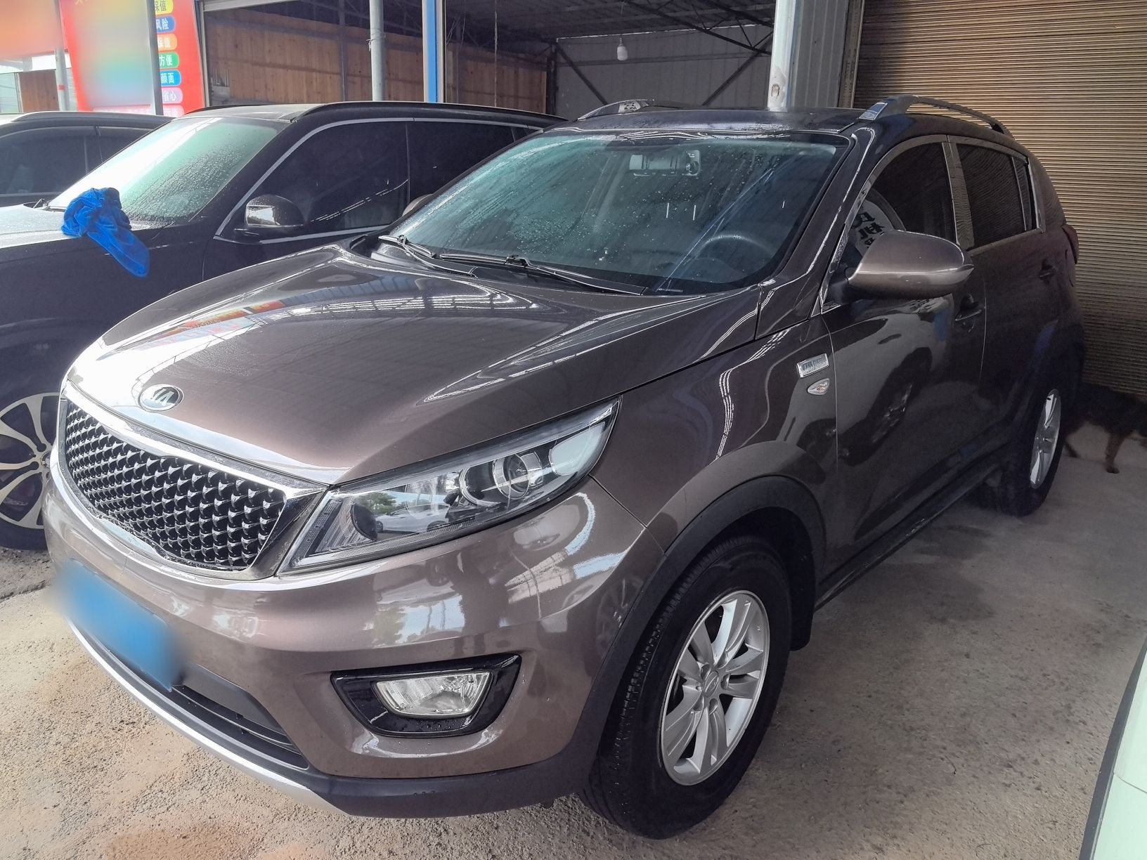 تحت مقدمة السيارة