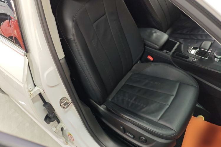 Used Audi A4L 2019 40 TFSI Fashion Edition China VI Emission Standard Right Front Seat