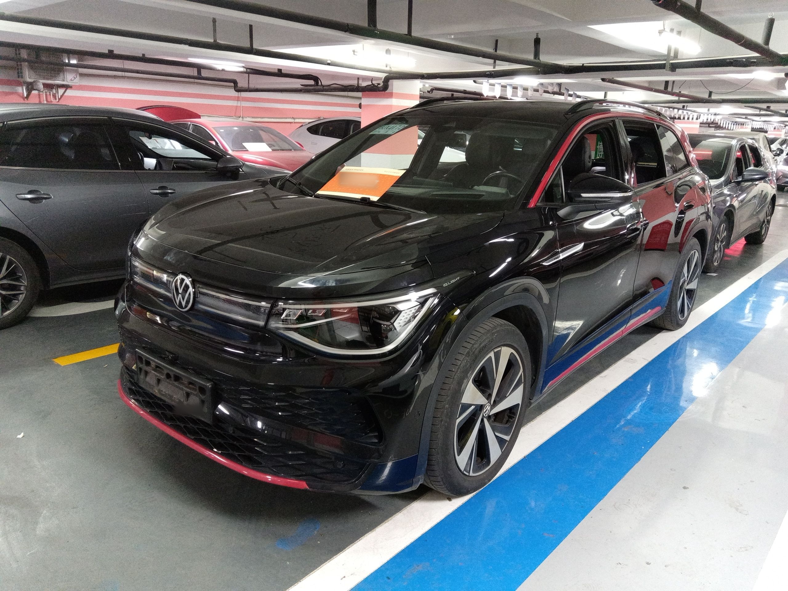 Под передней частью автомобиля