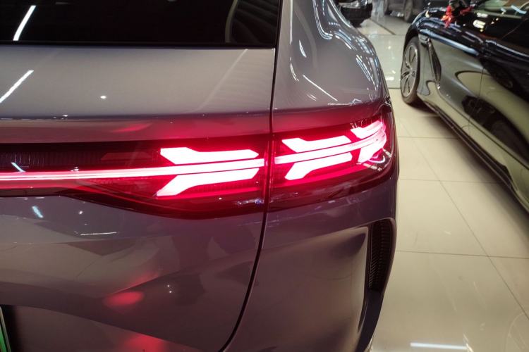 Used Denza N7 2025 630 All-Wheel Drive Intelligent Driving Dual-Laser Flagship Edition Right Rear Taillight