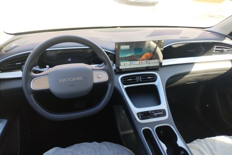 Used Geely Galaxy Geome 2026 Model 410km Carefree Edition Center Console