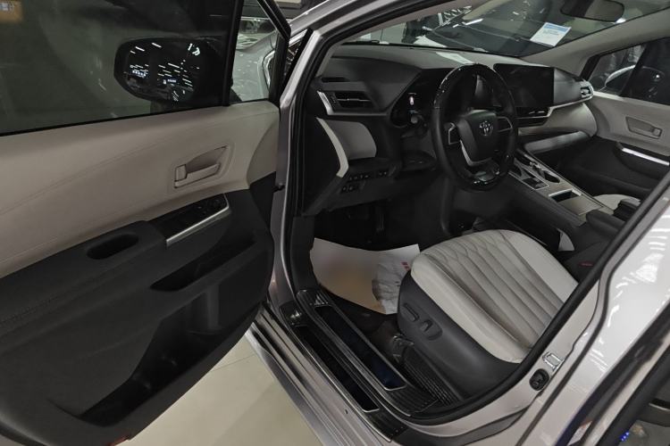 Used Toyota Sienna 2023 2.5L Hybrid Comfort Edition