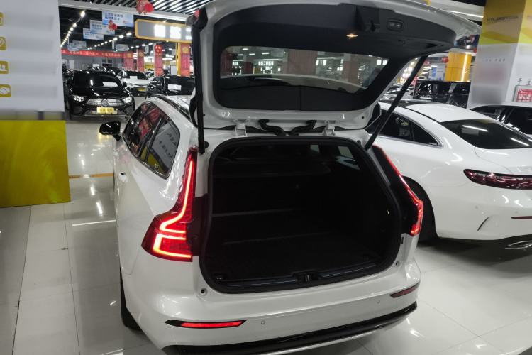 Used Volvo V60 2024 B5 Zhiyuan Sport Edition
