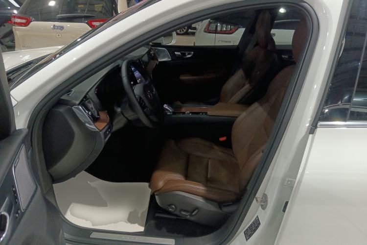 Used Volvo XC60 New Energy 2024 T8 Plug-in Hybrid Long-Range All-Wheel Drive Smart Luxury Edition
