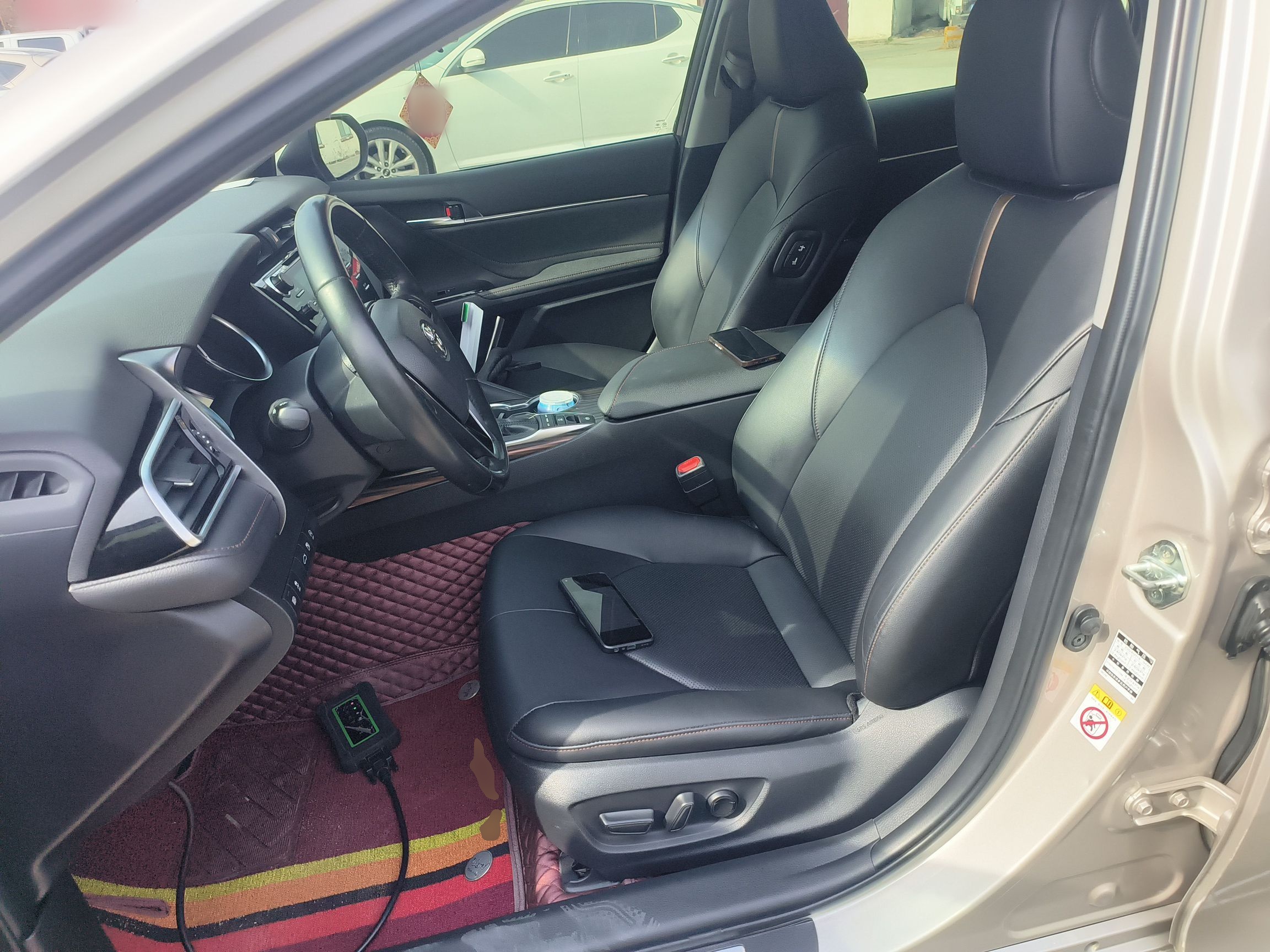 المقاعد الأمامية داخل السيارة